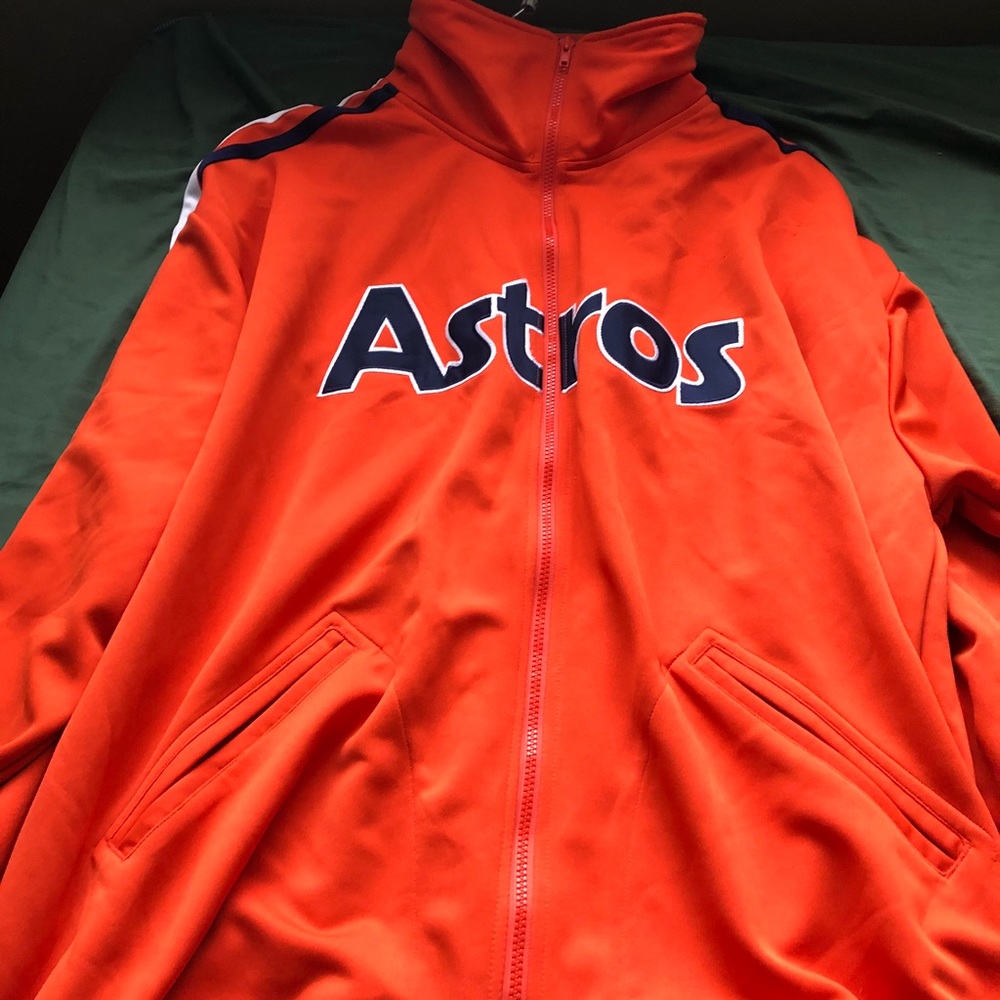 Astros zip up